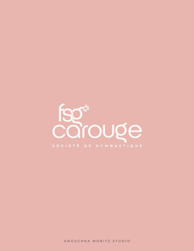 Logotype secondaire FSG-Carouge version empilée sur fond rose poudré. Variante charte graphique, Anouchka Moritz Studio