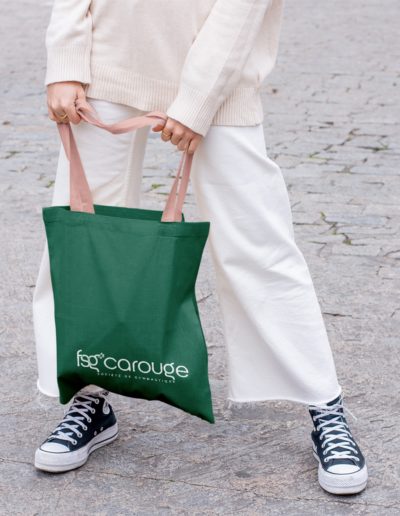 Exemple de tote bag FSG-Carouge, possible avec logo blanc sur fond vert. Déclinaison print identité visuelle, Anouchka Moritz Studio