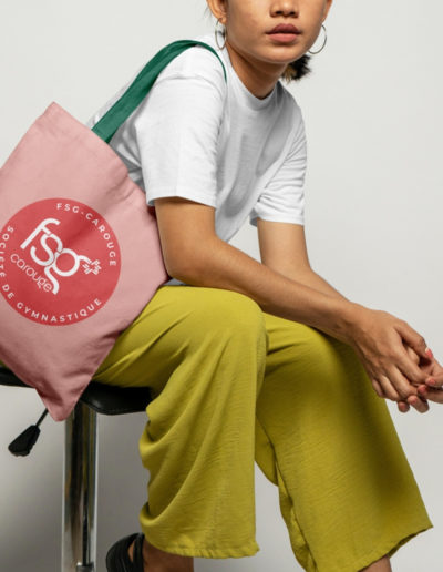 Présentation et création de goodies pour association sportive, tote bag sérigraphié FSG-Carouge, Carouge, Genève.