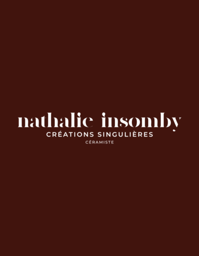 Variante bordeaux du logotype Nathalie Insomby, déclinaison réseaux sociaux, graphiste Genève