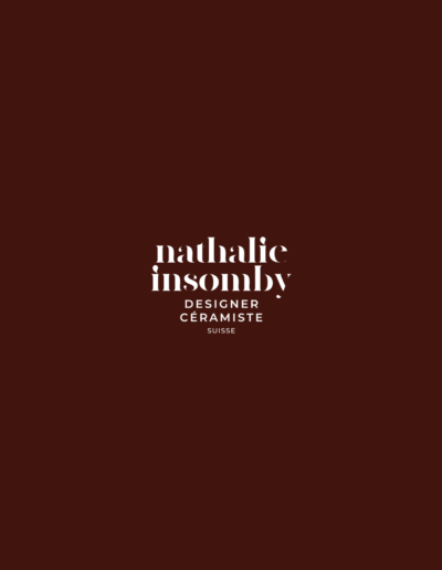 Logo version secondaire pour Insomby, Designer Céramiste Suisse, version empilée blanche sur fond bordeaux, post Instagram, déclinaison réseaux sociaux Anouchka Moritz Studio, Genève