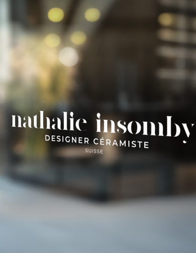 Mockup vitrine avec logo Nathalie Insomby, Designer Céramiste à Puplinge, Suisse. Identité visuelle créée par Anouchka Moritz Studio, graphiste à Genève