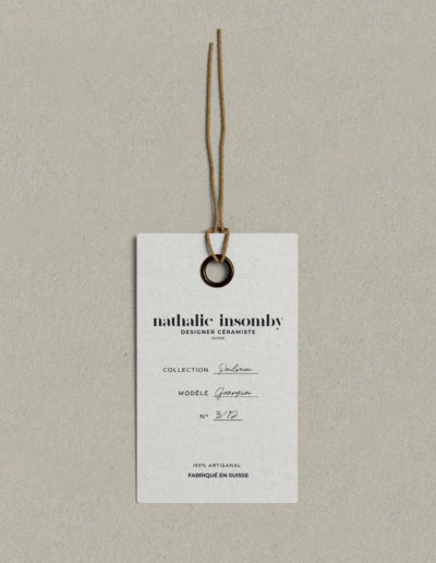 Étiquette céramique numérotée Nathalie Insomby, collection numéroté, fabriqué en Suisse, design print Anouchka Moritz Studio