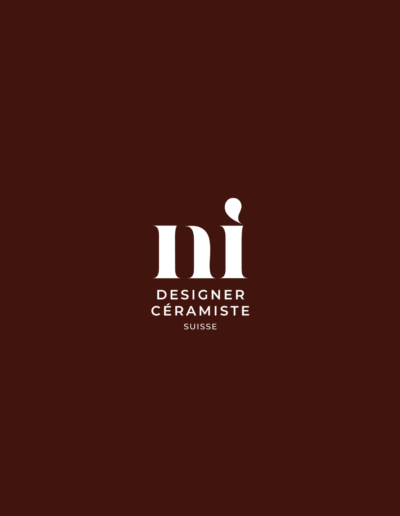 Monogramme NI Nathalie Insomby, version grand format bordeaux, identité visuelle Anouchka Moritz Studio