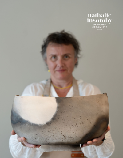 Post Instagram Nathalie Insomby, céramiste présentant une pièce fumée, logo superposé, Anouchka Moritz Studio